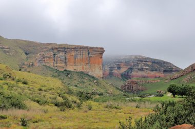 kırmızı, turuncu ve sarı kumtaşı kayalıklarla