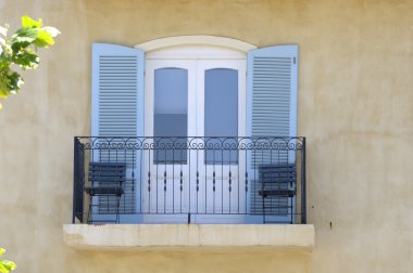 Balkon korkuluk ve louvre kapıları ile