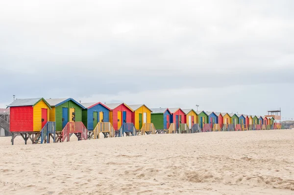 Multi-barevné plážové chatky na Muizenberg — Stock fotografie