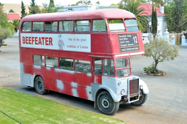 Исторический двухэтажный автобус в Matjiesfontein — стоковое фото