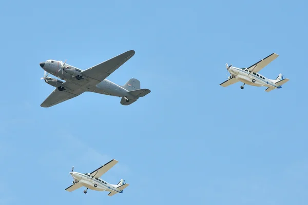 Dakota C47-TP et deux Cessna 208 Caravan survolent — Photo