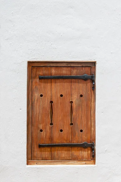 Fenêtre d'écoutille en bois dans un bâtiment historique du Cap Hollandais — Photo