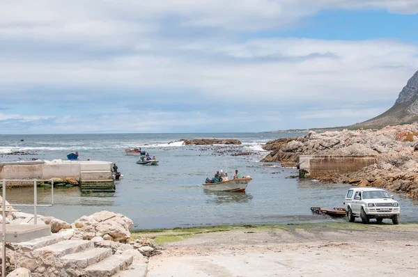 Barche di gamberi in arrivo al porto di Kleinmond — Foto Stock