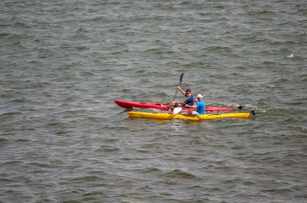 Canoas con gente no identificada remando en el mar —  Fotos de Stock