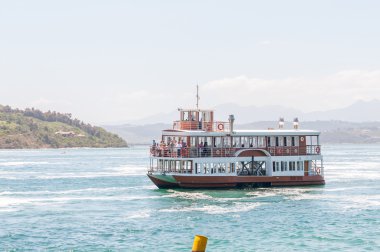 Tekne Knysna lagün üzerinde tahrik kürek
