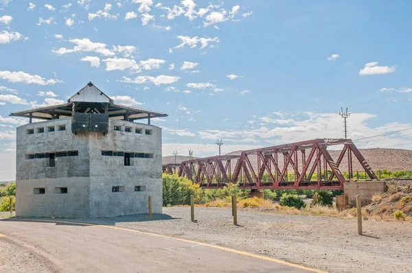 Beton sığınak Geelbek nehir demiryolu köprüsünde — Stok fotoğraf