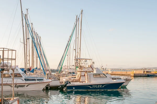 Boats at the harbor in Gordons Bay — Stock Photo, Image