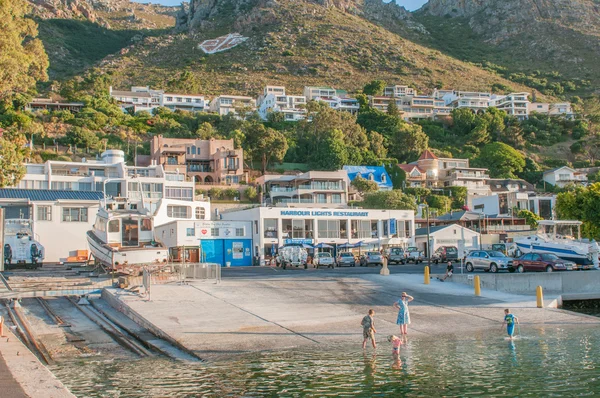 Barn som leker i hamnen i Gordons Bay — Stockfoto