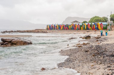 Çok renkli plaj kulübe St. James Beach