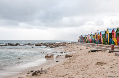 Çok renkli plaj kulübe St. James Beach