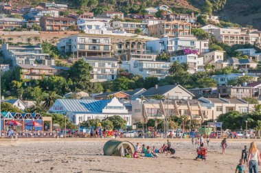 Gün batımında insanlar Gordens Körfezi'Beach