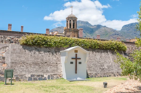 Dřevěný kříž před hrad Dobrá naděje — Stock fotografie