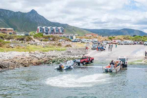 Crayfish boats being pulled onto trailers at Kleinmond harbo — Stock Photo, Image