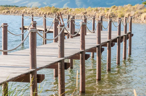 Modello ripetuto di pali di legno — Foto Stock