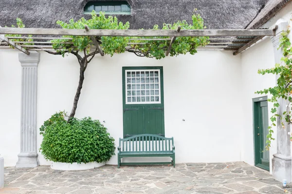 Cépages, banc et fenêtre avec portes de grange — Photo