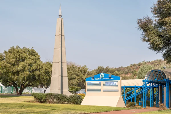 Eingang der holländisch reformierten Kirche im Langenhovenpark — Stockfoto