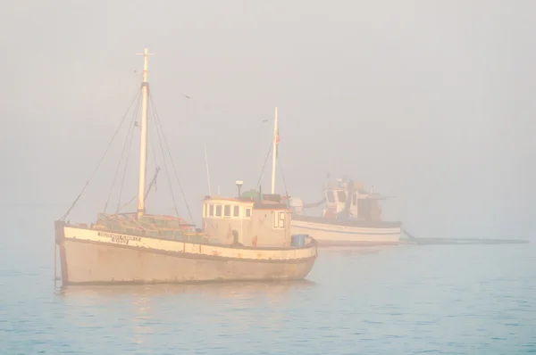 Rybářská loď v husté mlze — Stock fotografie