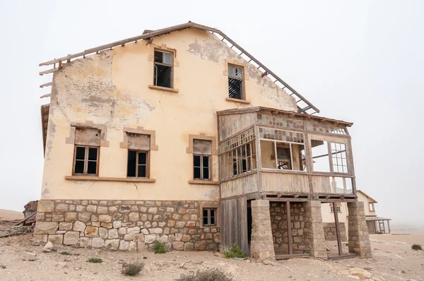 Edificio en la ciudad fantasma de Kolmanskop — Foto de Stock