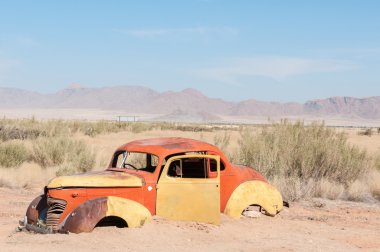 Solitaire Road'da yanındaki eski araç