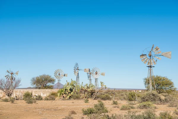 Molinos de viento y una presa de hormigón — Foto de Stock