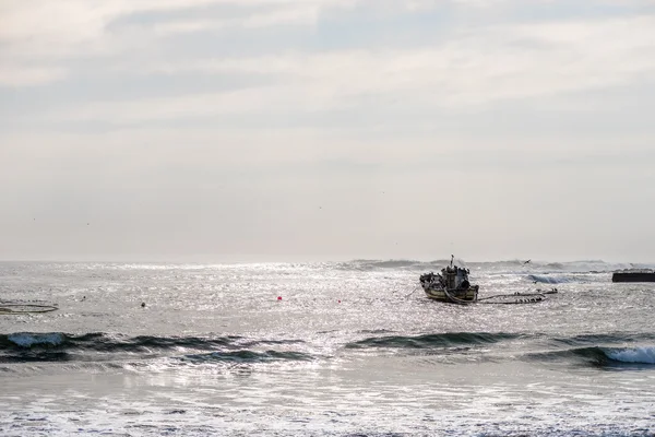 Barca di diamanti ancorata al porto di Hondeklipbaai — Foto Stock