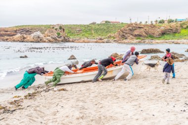 Balıkçılar hamle için tekneyle yüksek su işareti yukarıda