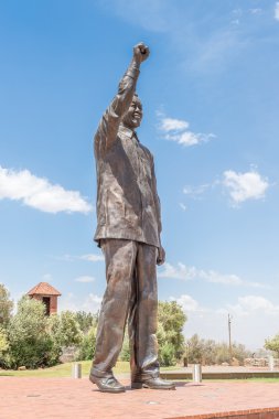 Nelson Mandela deniz tepe üzerinde bronz heykeli