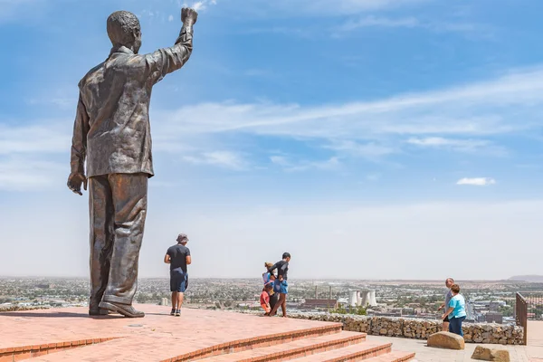 Bronzen standbeeld van Nelson Mandela op Naval heuvel — Stockfoto