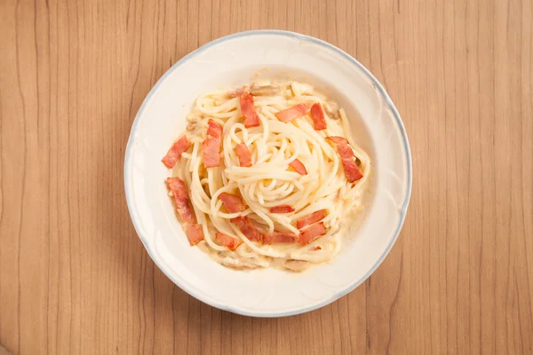 Spaghetti au bacon et sauce à la crème — Photo