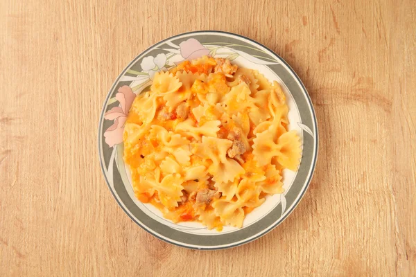 Farfalle au poulet et sauce tomate — Photo