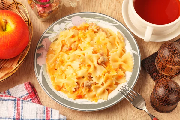 Farfalle au poulet et sauce tomate — Photo