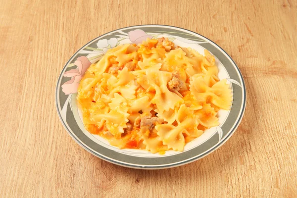 Farfalle au poulet et sauce tomate — Photo