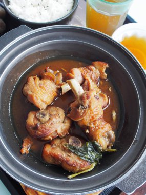 Üç bardak soslu kızarmış tavuk