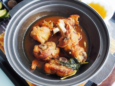 Üç bardak soslu kızarmış tavuk