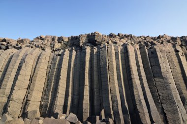 Büyük koyu gri bazalt