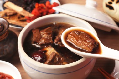 Çin tıbbı çorbası domuz pirzolası.