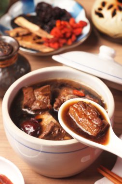 Çin tıbbı çorbası domuz pirzolası.