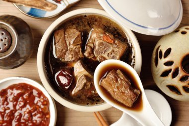 Çin tıbbı çorbası domuz pirzolası.