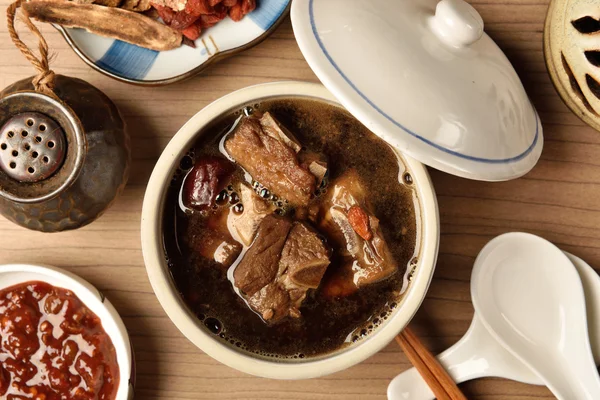 Costeletas de porco na sopa de medicina chinesa . — Fotografia de Stock