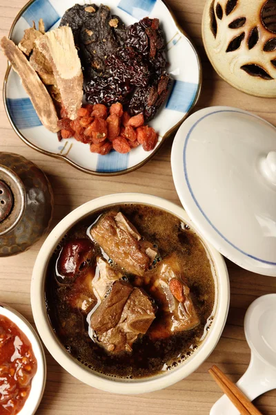 Costeletas de porco na sopa de medicina chinesa . — Fotografia de Stock