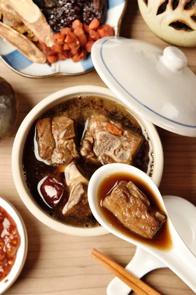 Schweinekoteletts in chinesischer Medizinsuppe. — Stockfoto