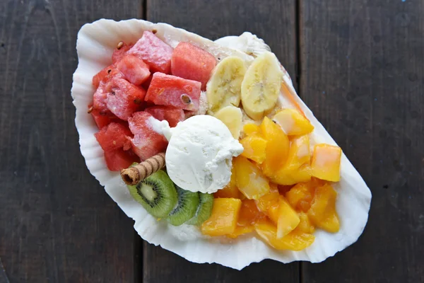 Postre de hielo afeitado con fruta fresca —  Fotos de Stock