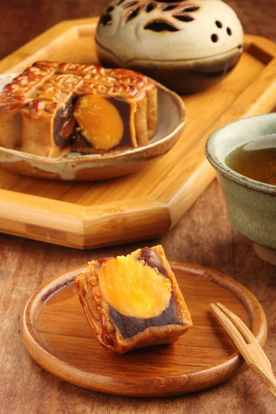 Red bean paste single yolk moon cake — Stock Photo, Image