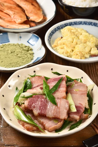 Carne fritta salata e secca con scalogno — Foto Stock