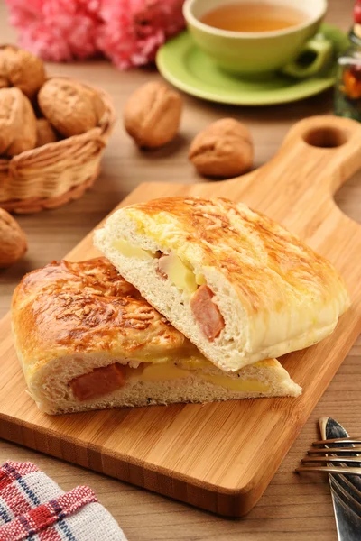 Pan relleno con salchicha y queso —  Fotos de Stock