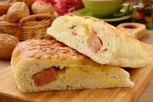 Pão recheado com salsicha e queijo — Fotografia de Stock