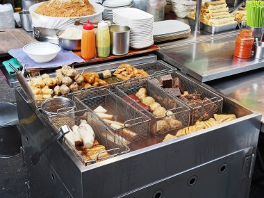 Keelung bir gece pazarda, kızarmış gıdalar  