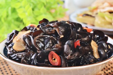 Tabakta sağlıklı siyah mantar salatası  