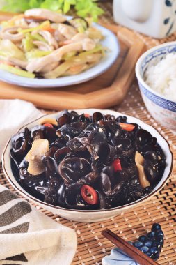 Tabakta sağlıklı siyah mantar salatası  