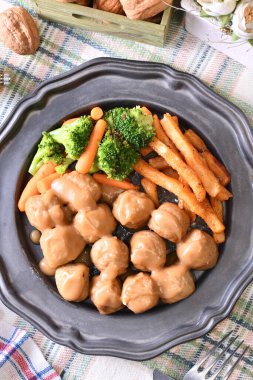 Tabakta kremalı soslu tavuk köftesi.  